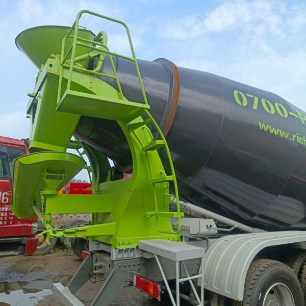 Hydraulic Steering with Power Assistance Used HOWO Cement Concrete Mixer Mixing Tank