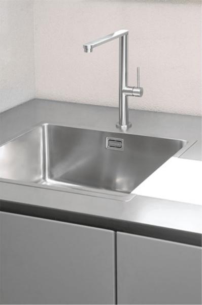 Unidades de cocina modular para exteriores sostenibles: parrilla, fregadero, armarios, antioxidante