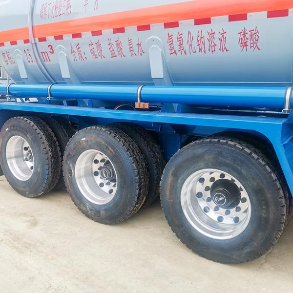 3 axles Large Tank Semi Trailer For Dangerous Chemical Liquid Transport 32T Max Payload