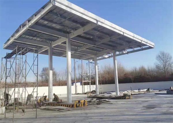 組立て式に作られた鉄骨構造の給油所は金属の建物に電流を通した