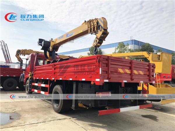 O caminhão de Dongfeng 190HP montou XCMG 8 toneladas de guindaste reto do crescimento