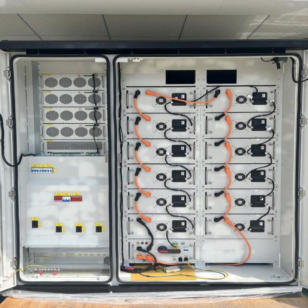 Personnaliser les onduleurs hybrides solaires de stockage d'énergie industrielle et commerciale 215 kWh, armoire de batterie extérieure refroidie par air