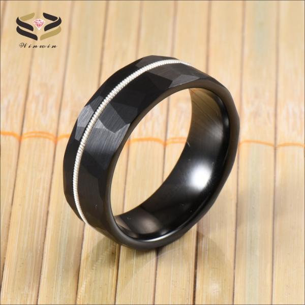 Mujeres Moda Negro Finish Faceted Martillado Banda de Boda de Tungsteno Con Cuerdas de Guitarra Blanca Inlay Confort Encaje Invisible