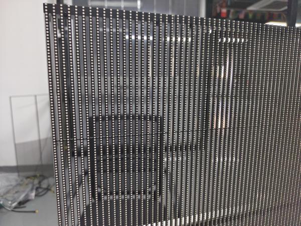 Écran de grille LED haute luminosité 6000CD 240W de puissance moyenne pour affichage mural de bâtiment