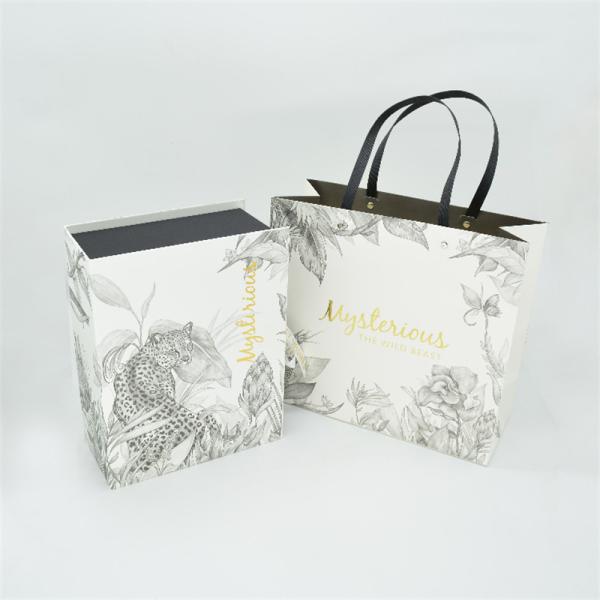 CMYK 4C Recycled Paper Gift Bags Gold Foil Logo For Shopping