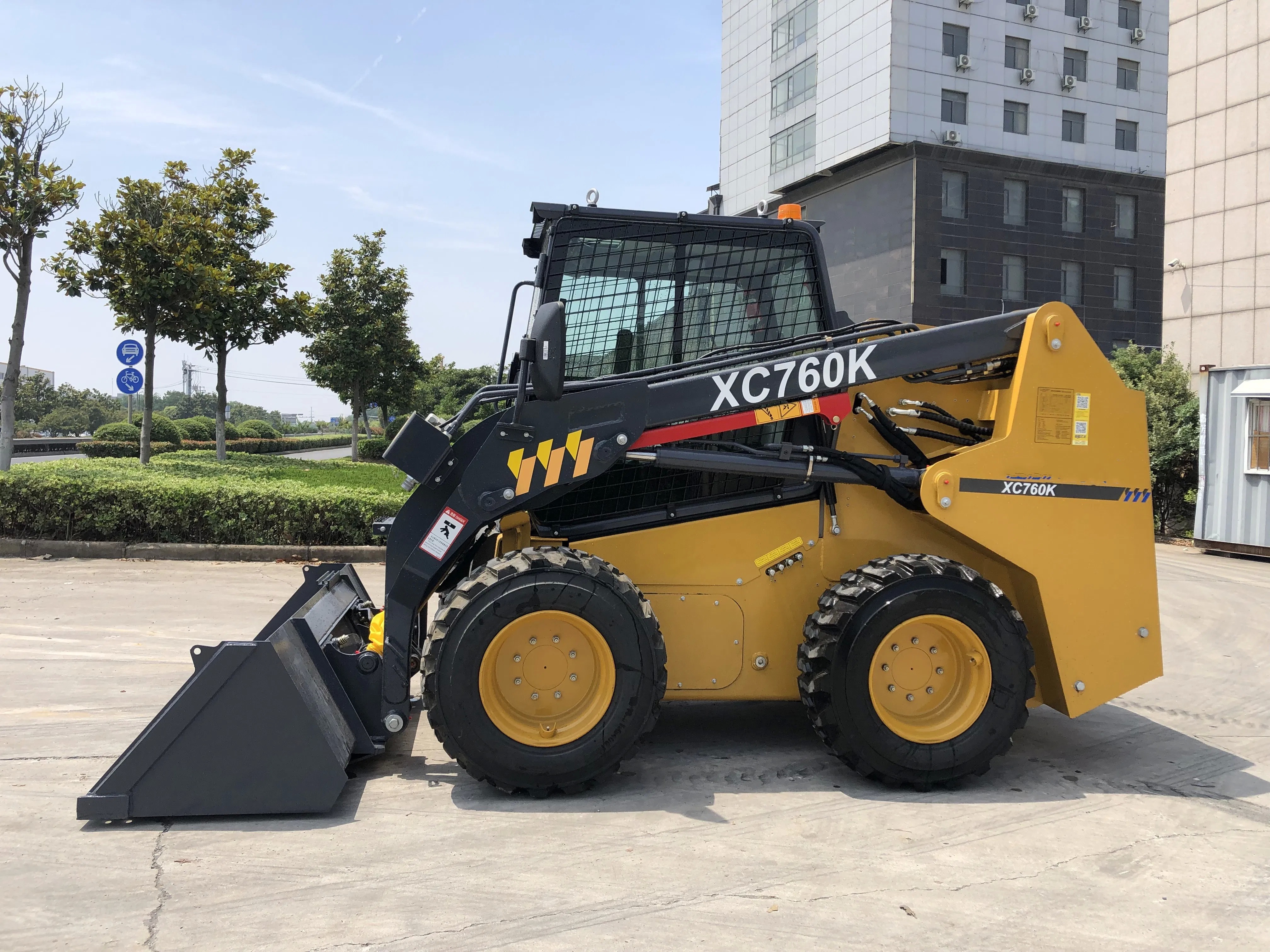 XC750K Skid Steer Loader with 4-in-1 Bucket for Construction