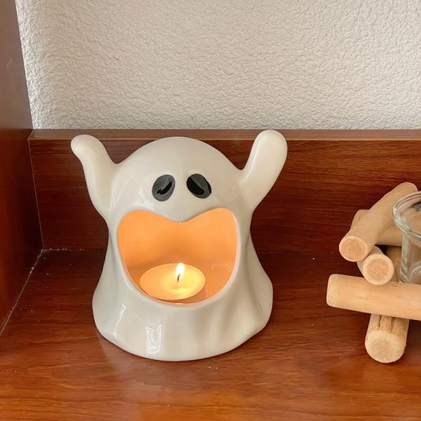 Небольшие белые керамические декоративные части ясно сделали по образцу напечатанный выбитый высекаенный дизайн