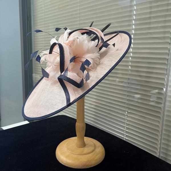 Festival de carreras de caballos, suministros de millería, pluma y sombrero de Sinamay, fascinador.