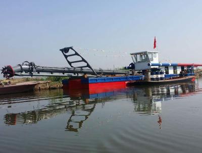 Navio de dragagem de cor vermelha projetado para cavar até uma profundidade de doze metros