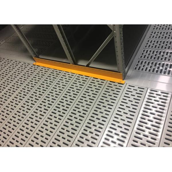 Серое стекло подкреплено мезанниновыми стальными полками для больших складов