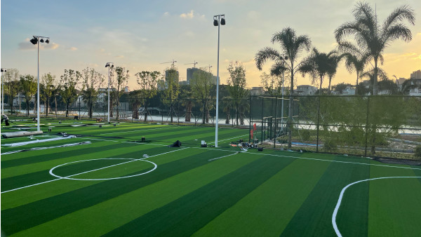 Rubber Granules / Quartz Sand Artifical Football Pitches Weaving Technique Dtex 8000-15000