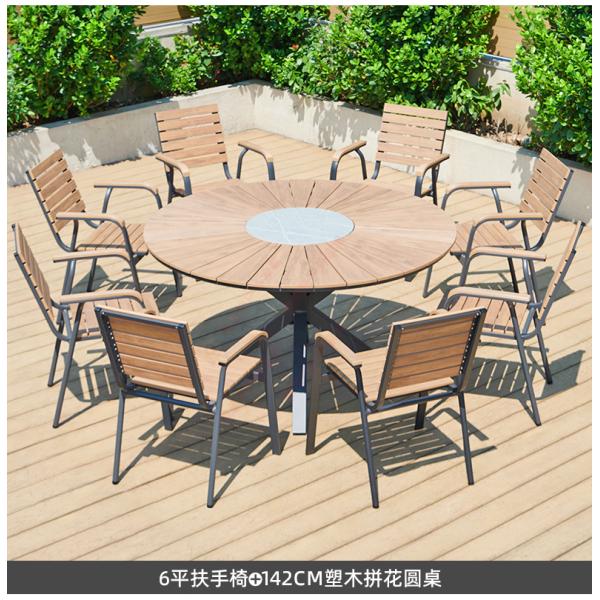 Tableau et chaises en WPC (composite bois-plastique) pour l'extérieur: imperméables à l'eau, au soleil et aux intempéries pour les jardins, les patios, les balcons et les terrasses.