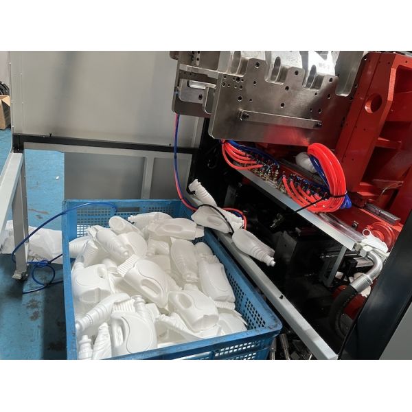 Economical Automatic Blow Moulding Machine Incorporating Iml Feature Designed for PE PP Materials
