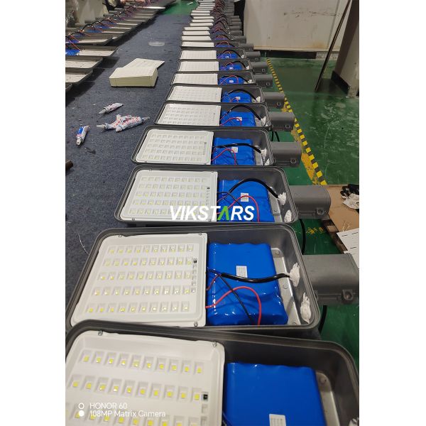 200W 300W 400W 500W Classsic Aluminum Solar Street Lights For Village Yard Outdoor