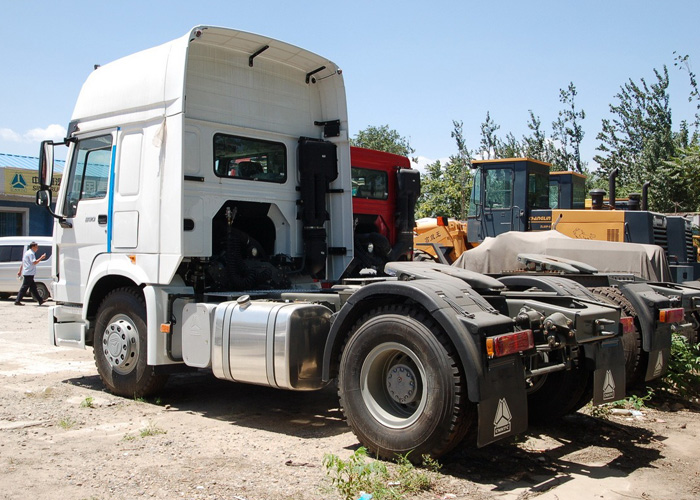 Тележка SINOTRUK HOWO RHD 4X2 Euro2 336HP ZZ4187N3511W трактора
