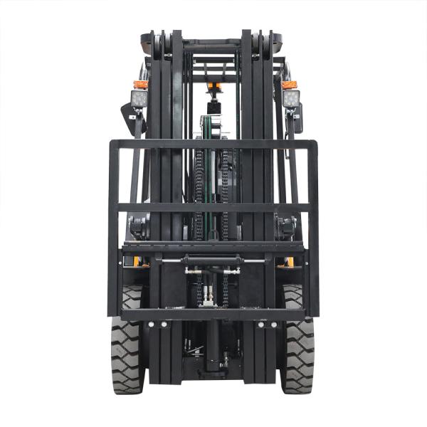 2.5 Ton Diesel Forklift Truck High Efficiency With Penumatic Forklift Tire