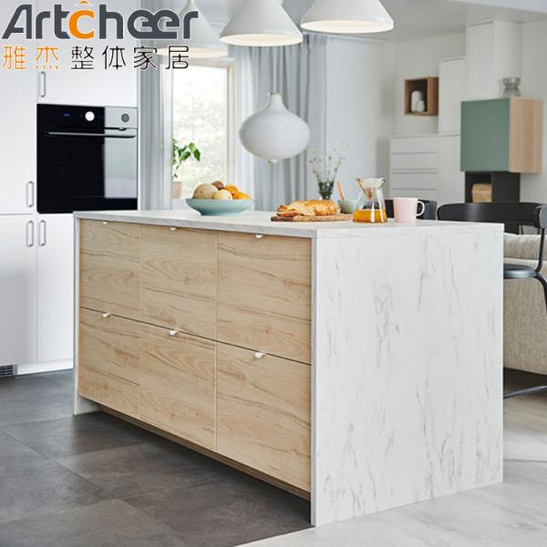 Прочный традиционный открытый кухонный остров с мраморным верхом и дизайном подвесных светильников