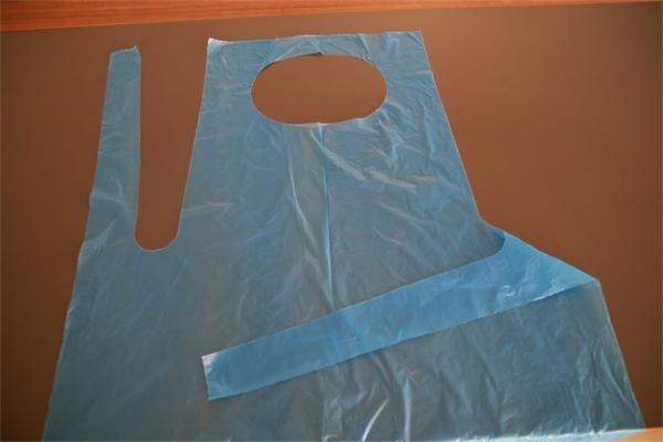 Plastic Polythene Disposable Aprons On A Roll Waterproof Dust Proof OEM Service