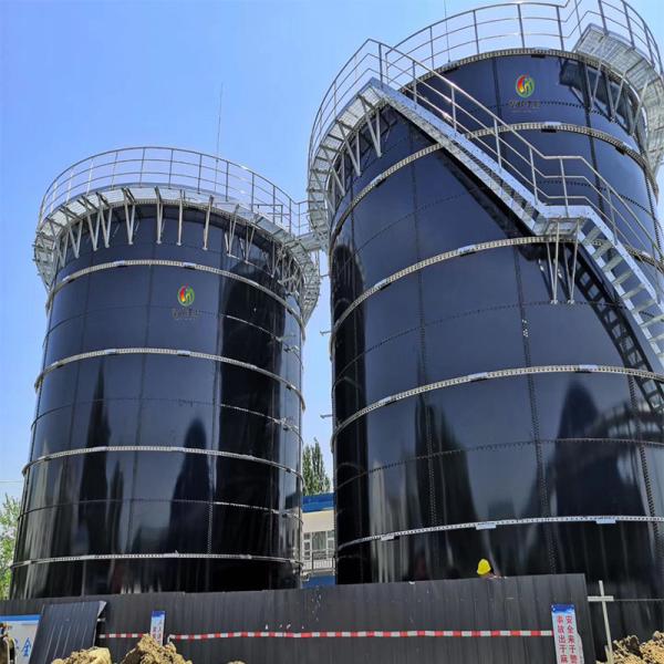 Reator anaeróbico de UASB na fábrica de tratamento do biogás e do desperdício