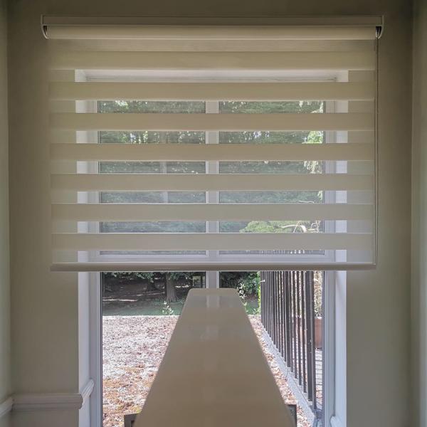 Sistema comercial residencial de las sombras de las persianas eléctricas de encargo de la cebra del apagón