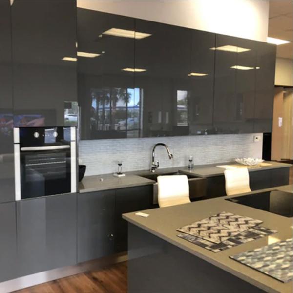 Home Furniture Solid Wood Modular Kitchen Cabinets with Design Lacquer Glossy Cabinet