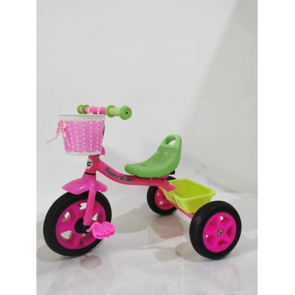 Ребенок настраивает трехколесный велосипед с стальной рамой и треугольным тормозом