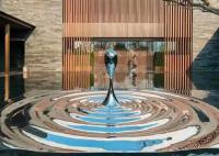 Escultura de acero inoxidable moderna pulida espejo del descenso del agua del OEM