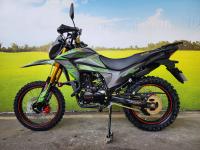 Motorista esportivo equipado com motor de refrigeração por água