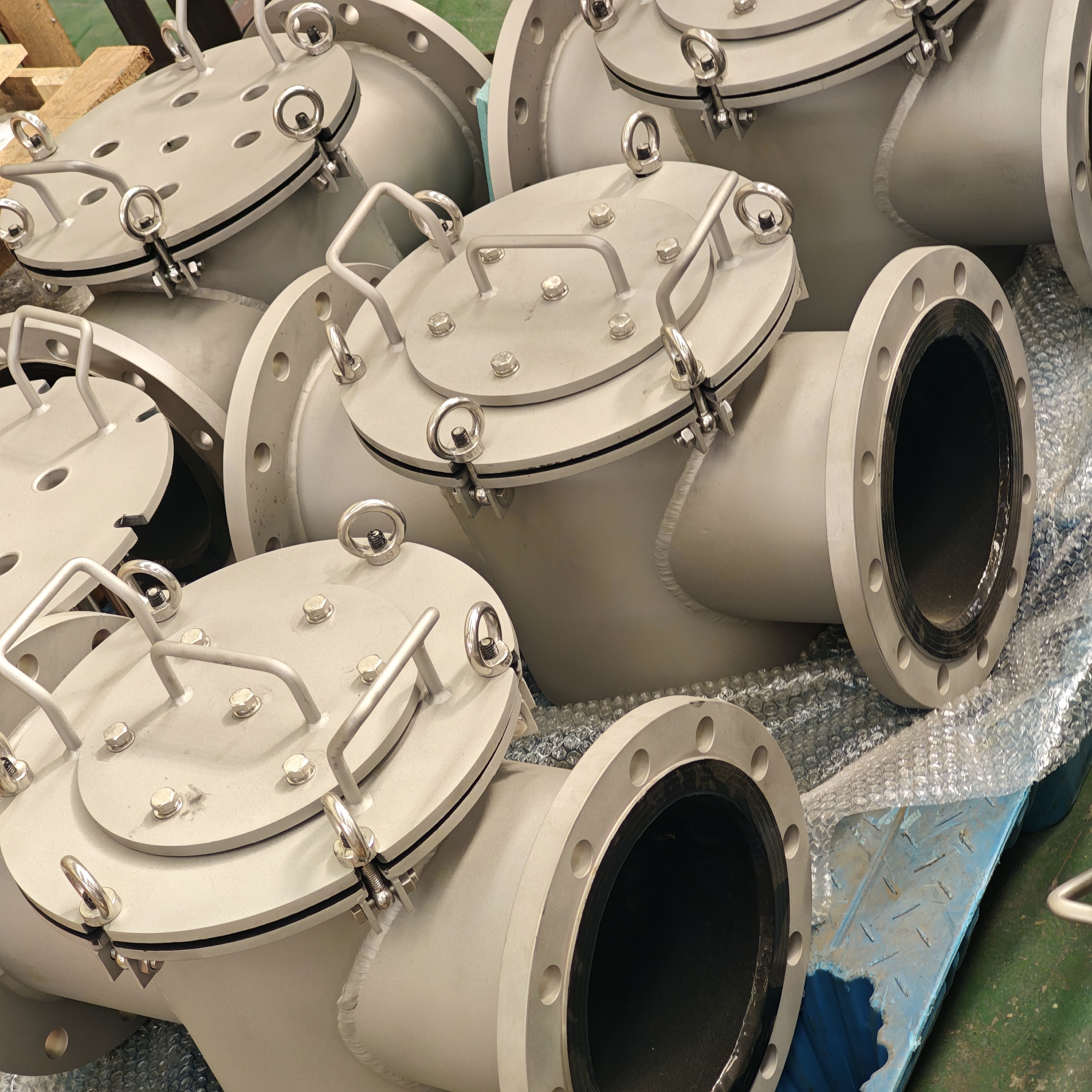 Electro Magnetic Separator with Magnetic Core Embedded in Pipeline for Removal of Ferromagnetic Impurities from Liquid Materials