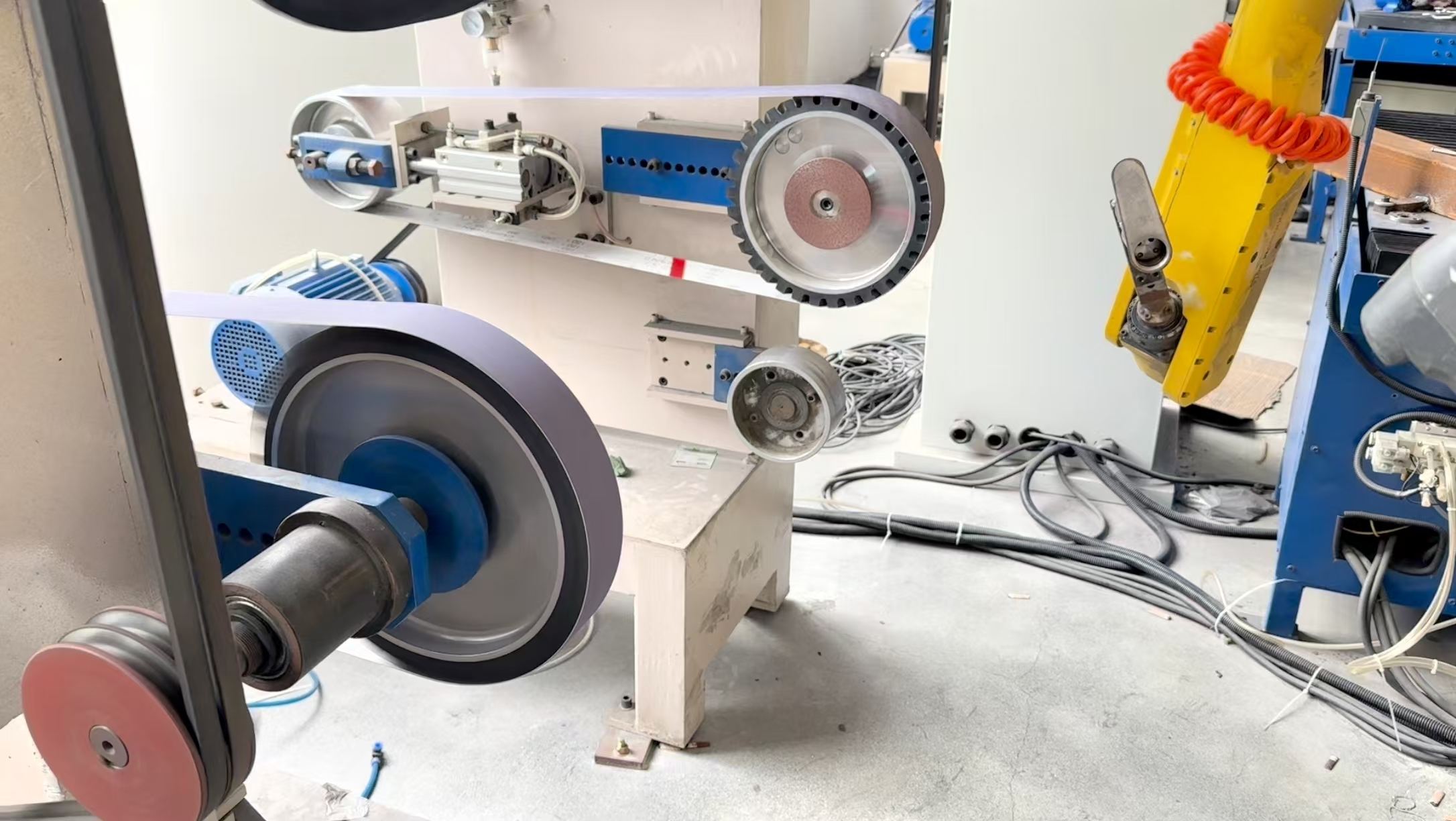 High-Performance Eco-Friendly Robotic Grinding System for Welded Stainless Steel Bathroom Faucets