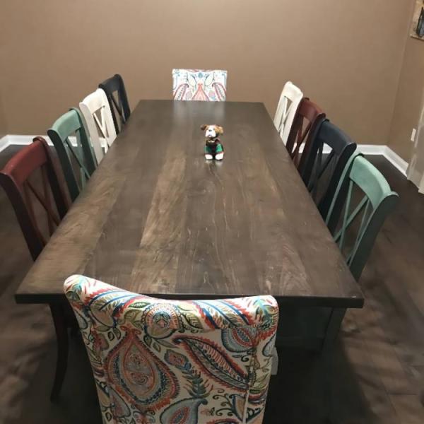 Silla de comedor de madera maciza para hoteles y restaurantes Diseño de espalda clásica de cruz Construcción resistente