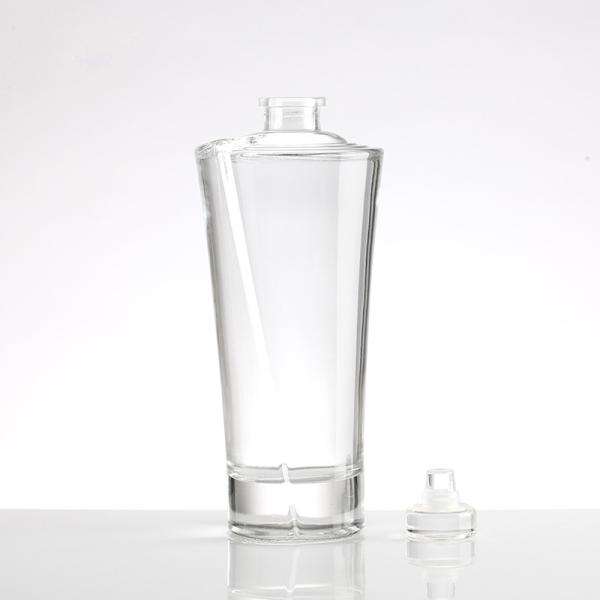 Garrafa de vidro de pedra transparente de 500 ml para bebidas alcoólicas de design competitivo e sofisticado