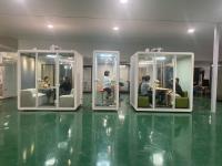 Pods al aire libre personalizados con paredes de cristal para llamadas telefónicas