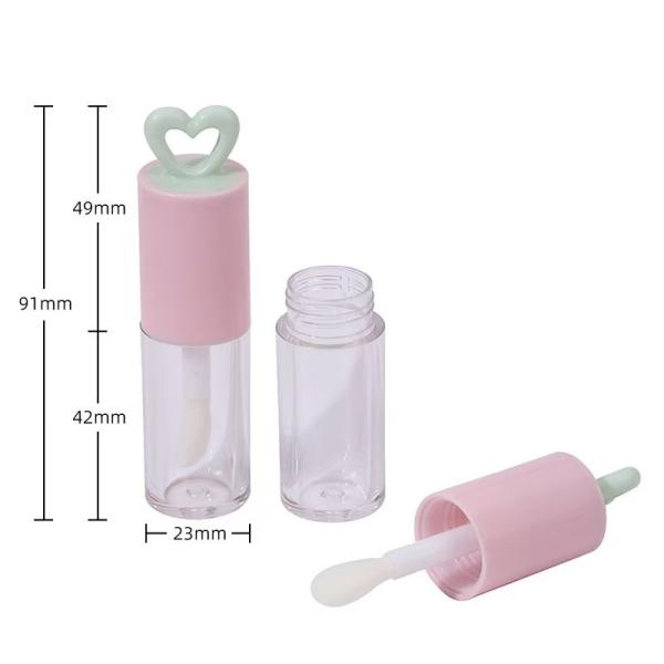 Color personalizado 7ml Tubo de esmalte labial plástico de corazón hueco para embalaje portátil de brillo labial