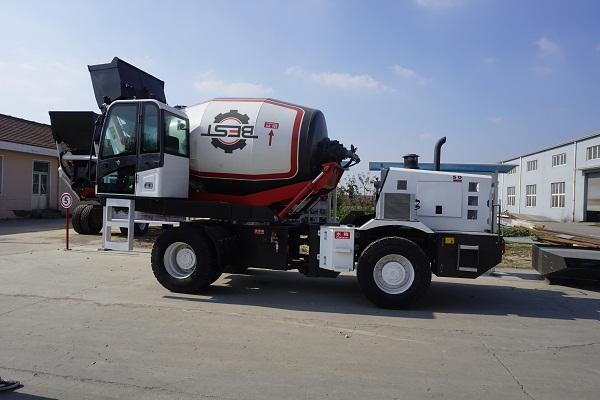 Heavy Duty 4.5 Cbm Mobile Concrete Mixer Truck With Self Loading And Feeding