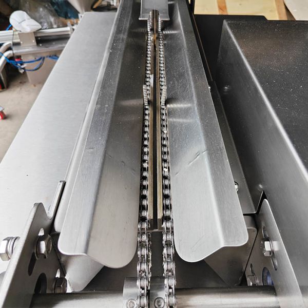 Customized Stainless Steel 304 Bandsaw Cutting Machine with 1000-2000kg/h Capacity and 5mm Working Table