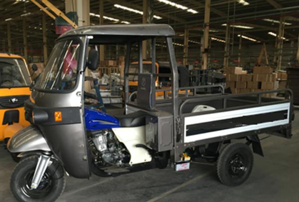 200cc cargo tricycle with trunk size of 1800×1210×300 mm with LED driver cabin