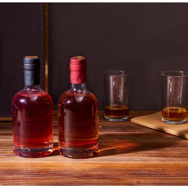 Botella de cerveza de vidrio transparente con tapa sellada con corcho y logotipo del cliente aceptable