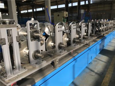 Rolo do chapéu alto do corte da trilha de 16 estações que forma o equipamento com velocidade rápida do sistema de refrigeração