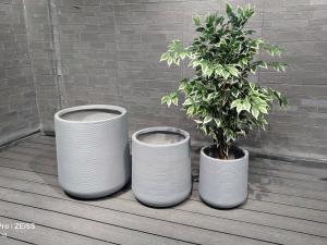 Plantação de flores redonda de argila de fibra azul durável com drenagem