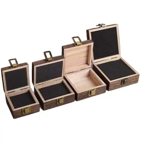 Une boîte à bijoux en bois très pratique.