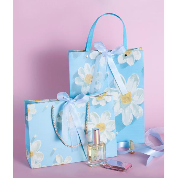 Fresh White Chrysanthemum Pattern Sky Blue Cardboard Gift Bags With Ribbon Fashion Tote Bag