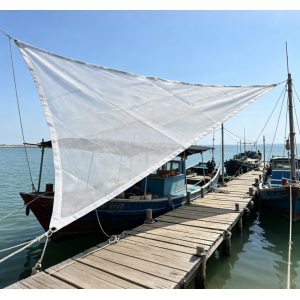 White Fortification of the perimeter of the triangle Shade Sail 