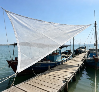 White Fortification of the perimeter of the triangle Shade Sail 