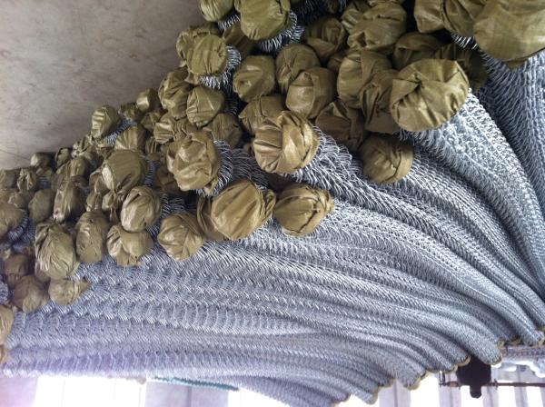 china supplier barbed wire chain link fence, stainless steel chain link fence