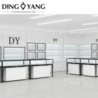 Une vitrine en noir et blanc sur mesure pour magasin de bijoux