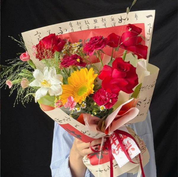 Chinese-Style Calligraphy The Perfect Paper Product for Wrapping Flower Bouquets and Sunflowers