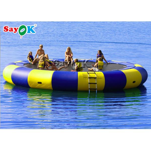 Плавая батут воды с скольжением