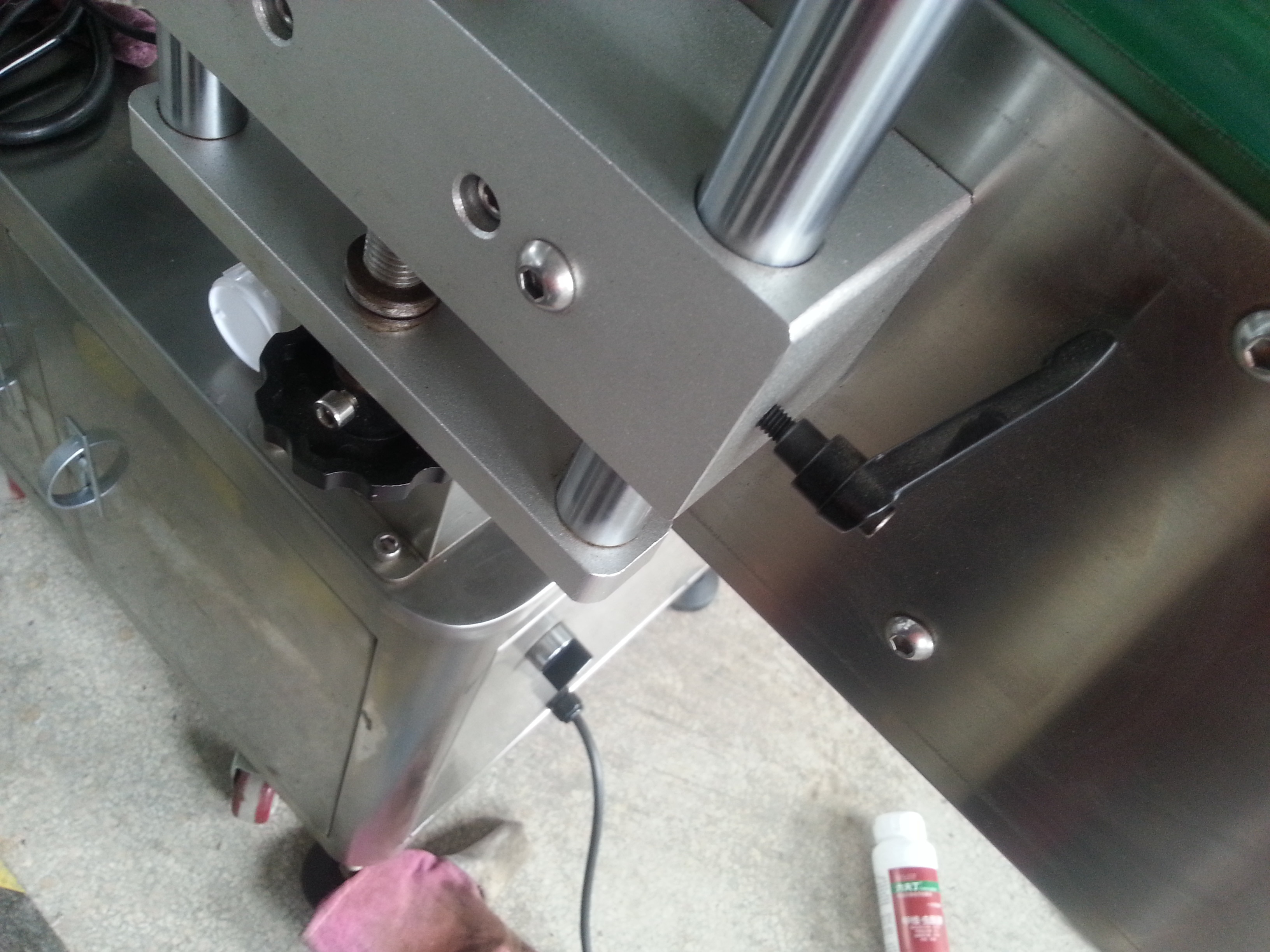 Машина стикера бутылки машины для прикрепления этикеток Ss304 экрана PLC слипчивая