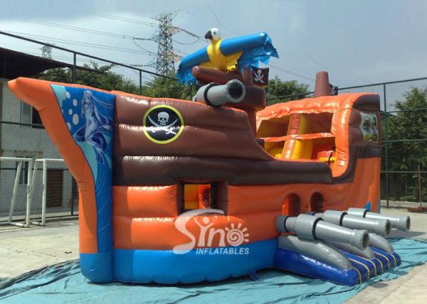 As crianças comerciais exteriores party o navio de pirata inflável com o interior da aro de basquetebol da corrediça N feito do melhor material